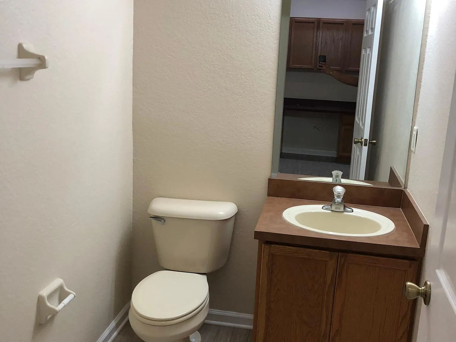 3 bed, 2.5 bath, 1957 sqft, $2,200 — Photo 1