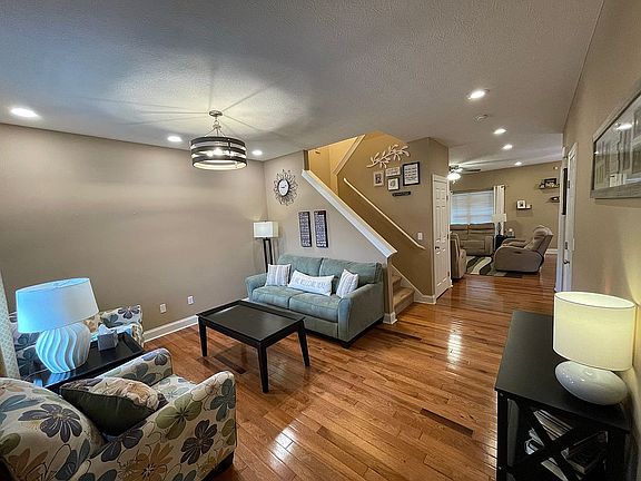 Front sitting room & hallway