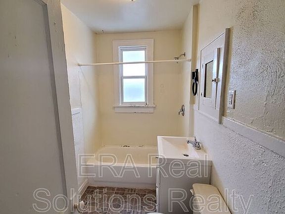 5th image of 661 E Southwood Ave