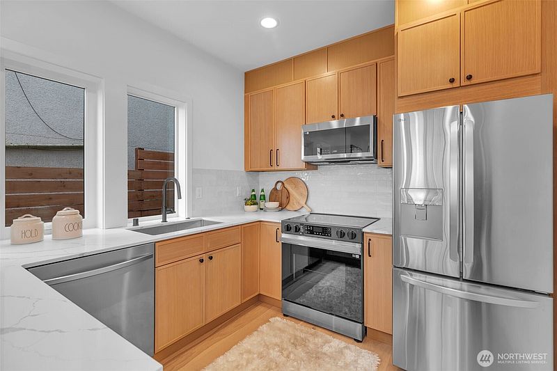 5th image of 435 19th Avenue E
