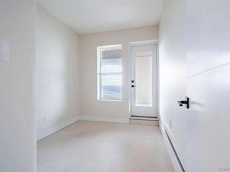 315 West Broadway — Photo 11