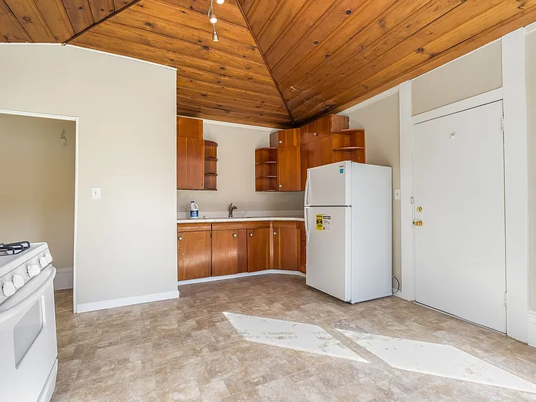 1718 Lincoln Ave - 1 bedroom | 1 bath | Lower front unit — Photo 8