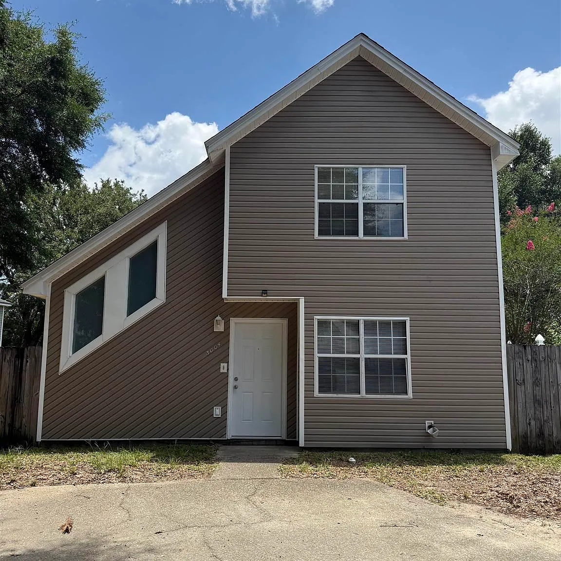 3 bed, 1326 sqft, $1,650 — Photo 1