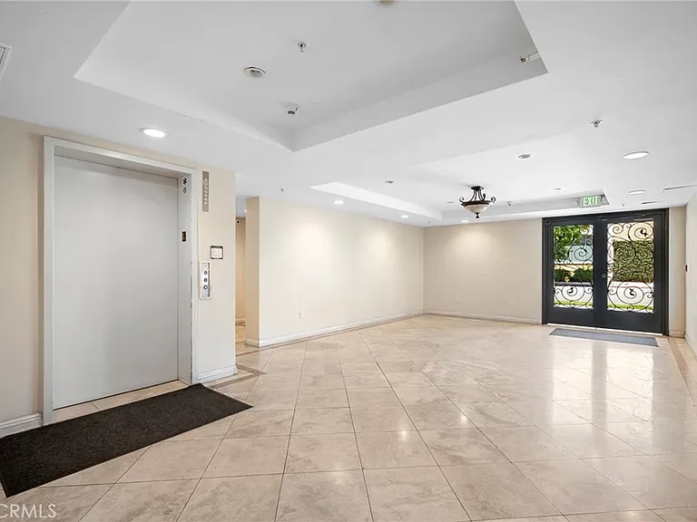 6800 Corbin Ave — Photo 38