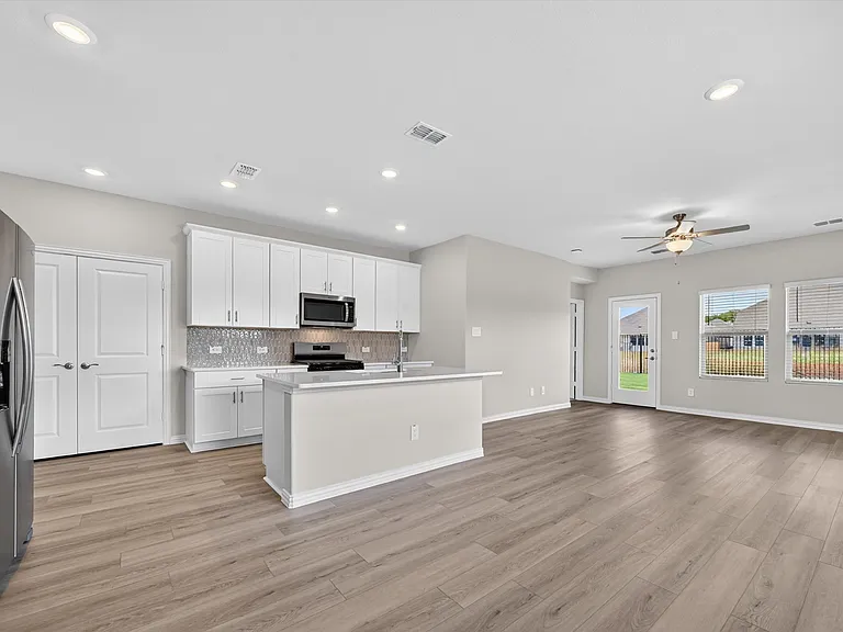 1402 Bridgestone Dr — Photo 2