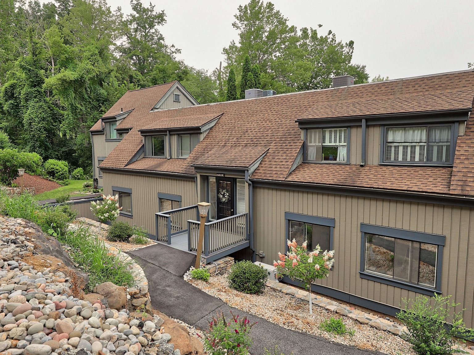 241 Heritage Village #E