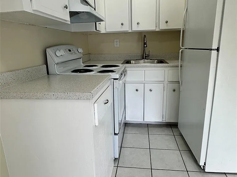 717 SE 16th St #2 — Photo 3