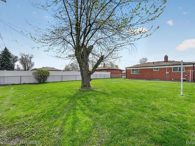 30428 Iroquois Dr — Photo 4