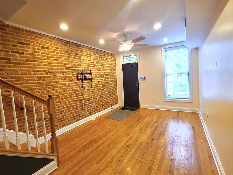 432 E Clement St — Photo 5