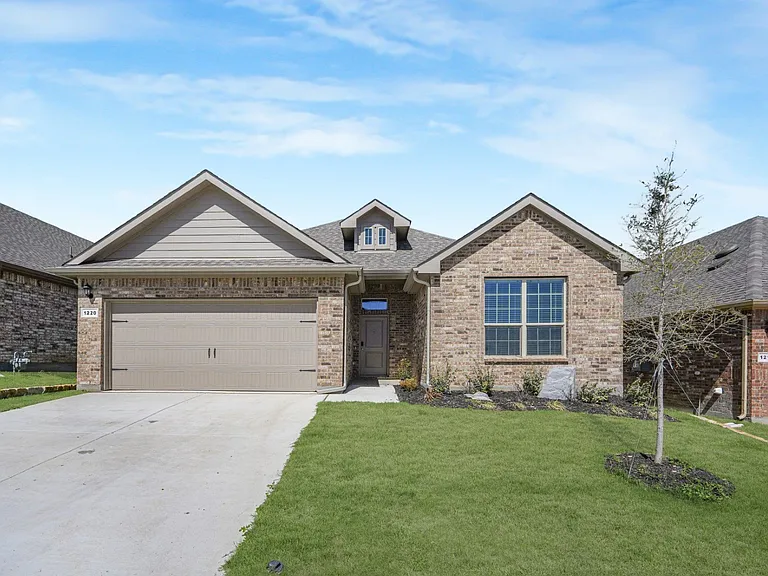 1220 Patti Ln — Photo 1