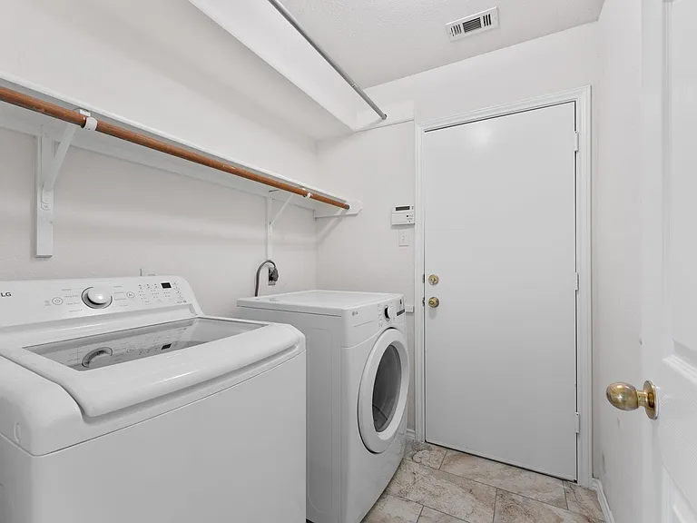 2104 Lobelia Dr — Photo 18