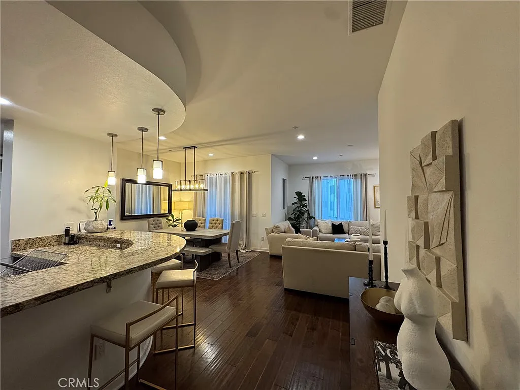2 bed, 2.5 bath, 1626 sqft, $5,700 — Photo 2