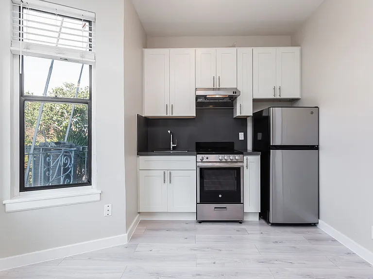 2385 Folsom — Photo 8