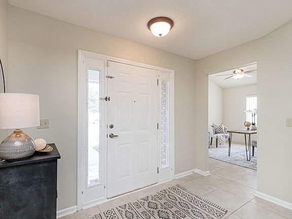 4th image of 2061 Willesdon Dr W