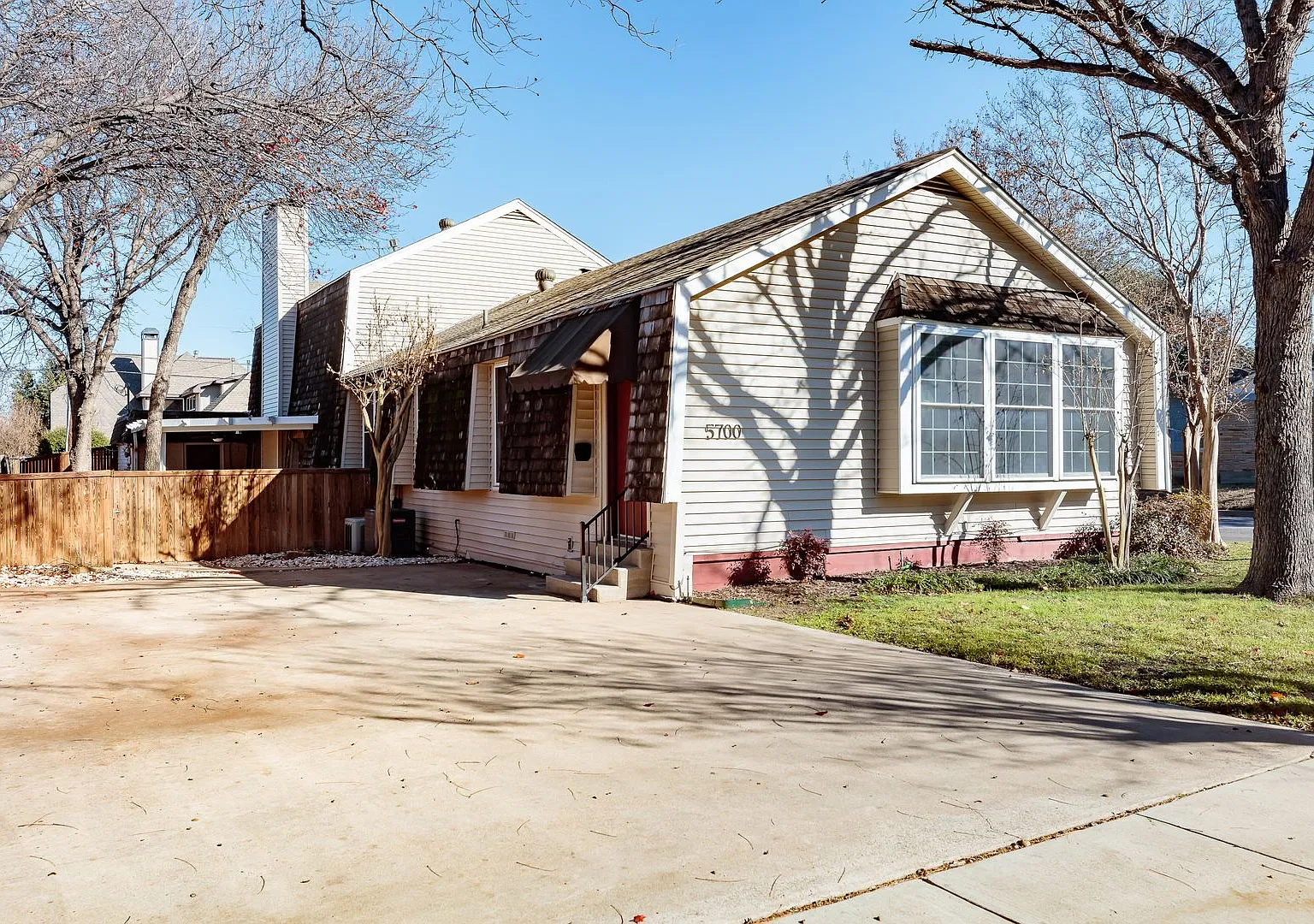 Beautifully Renovated 2 Bedroom,1 Bath Duplex In Chamberlain Heights!! Location, Location, Location — Photo 1