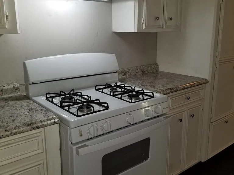 1044 Brookley St — Photo 6
