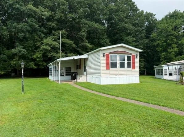 1529 Lee Ln, Grove City, PA 16127