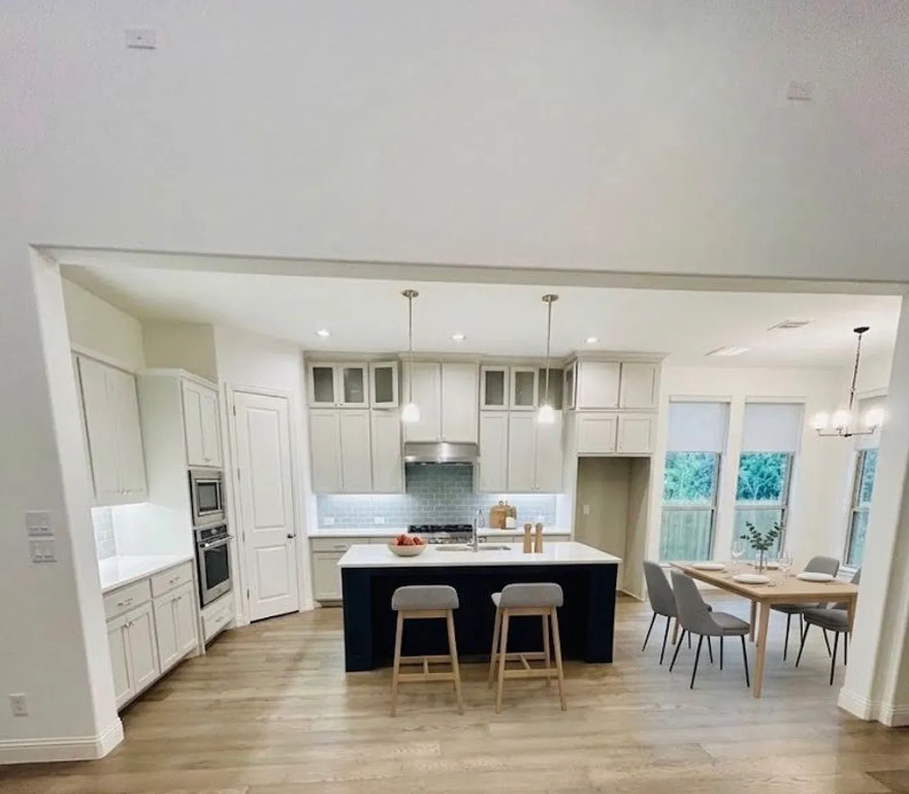 4 bed, 3519 sqft, $4,400 — Photo 3