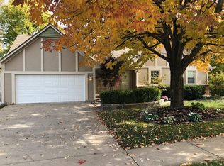 5909 Greenwood Dr, Shawnee, KS 66216