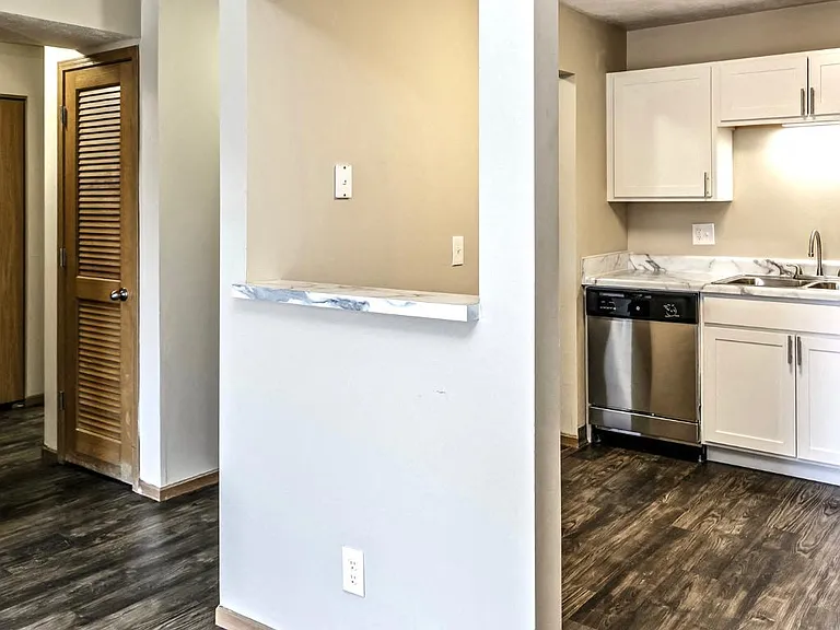 Southwest Gables Apartments — Photo 32