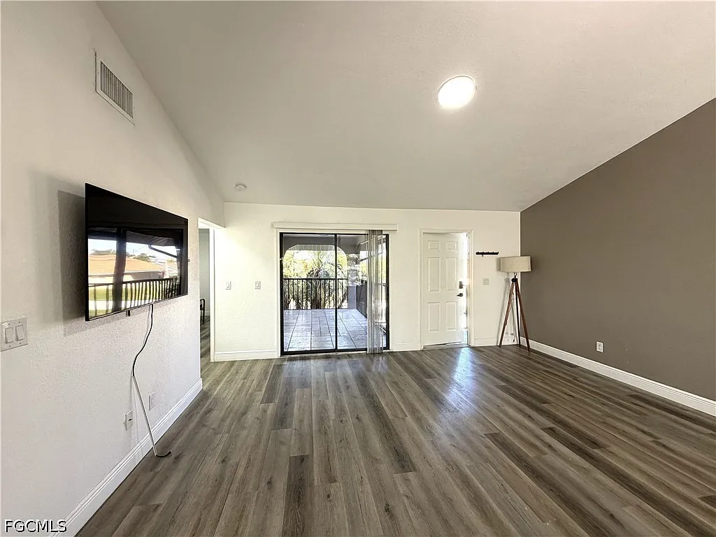 2 bed, 2.0 bath, 948 sqft, $1,450 — Photo 2