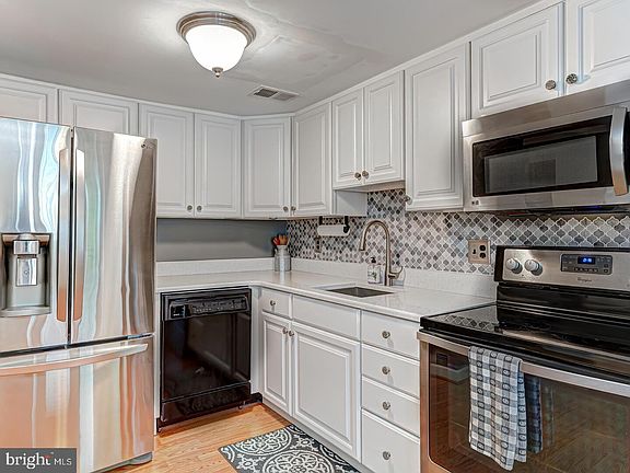 4th image of 3202 Emerald Pl