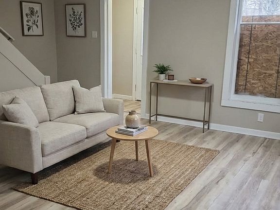 Furnitures and decors not included.