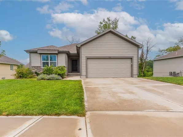 10110 Siena Dr, Peculiar, MO 64078