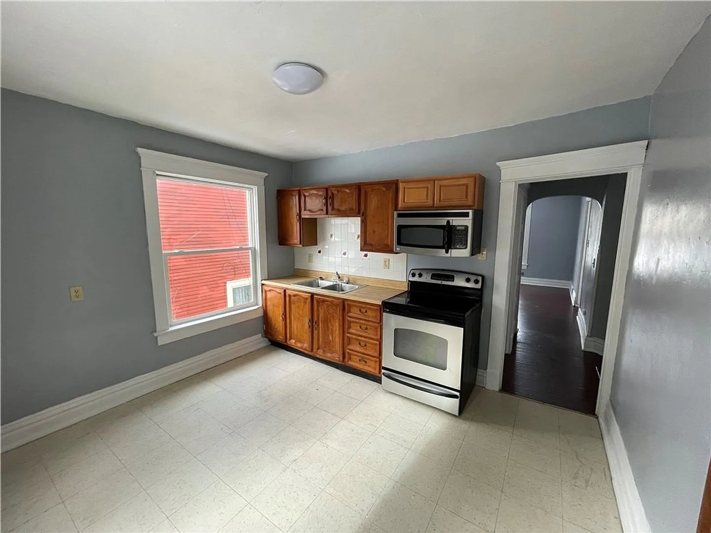 2 Bdrm 2nd Floor Apartment — Photo 2