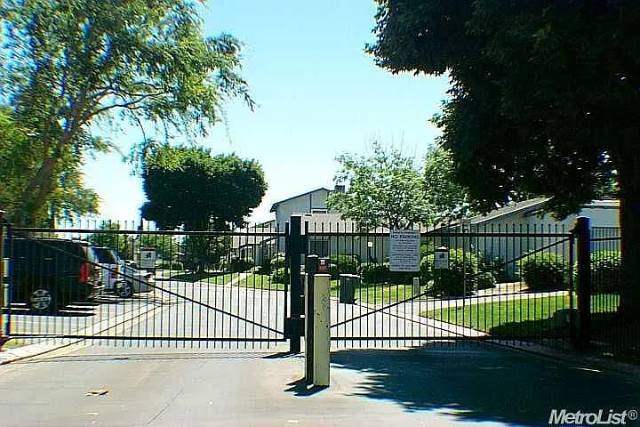2619 Parklane photo 1