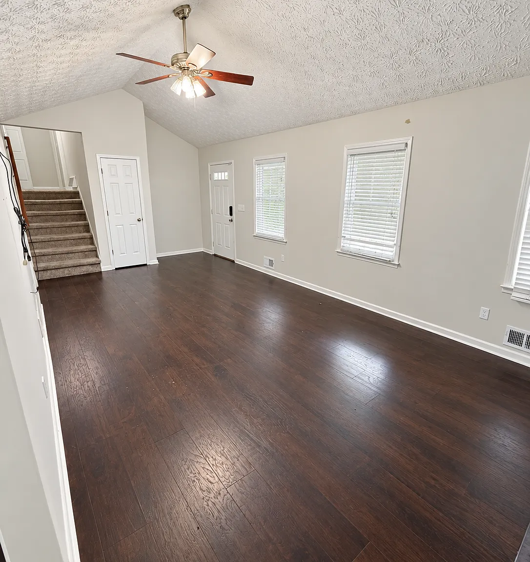 3 bed, 1248 sqft, $2,400 — Photo 3