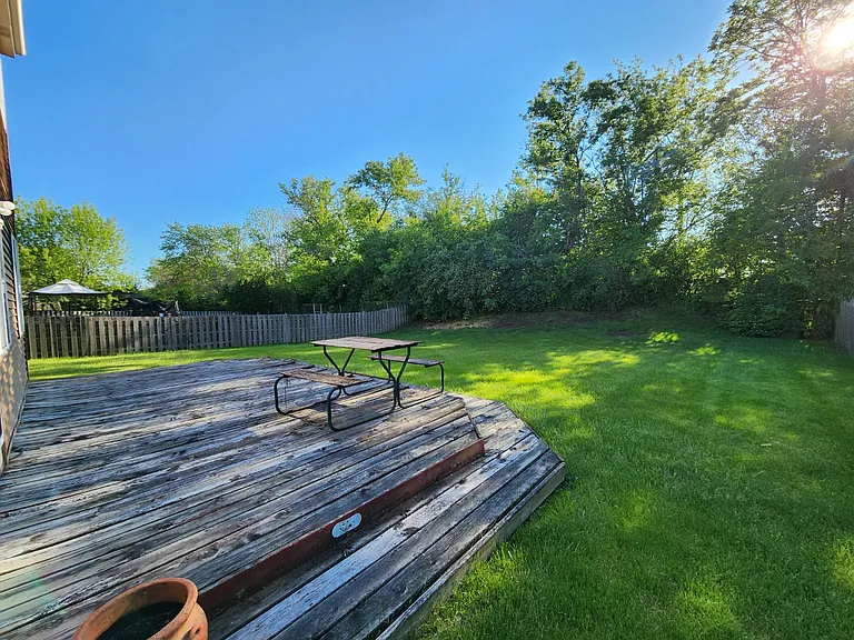 625 Anderson Dr — Photo 2
