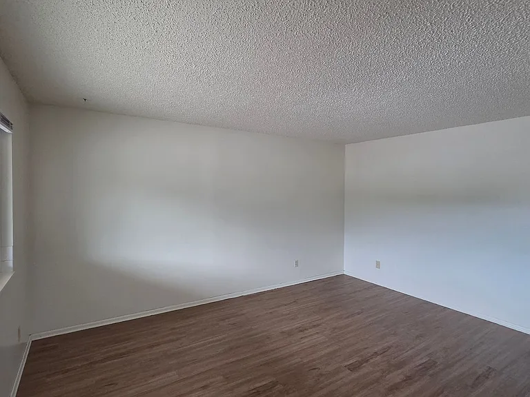 104 Camelot Ct — Photo 4