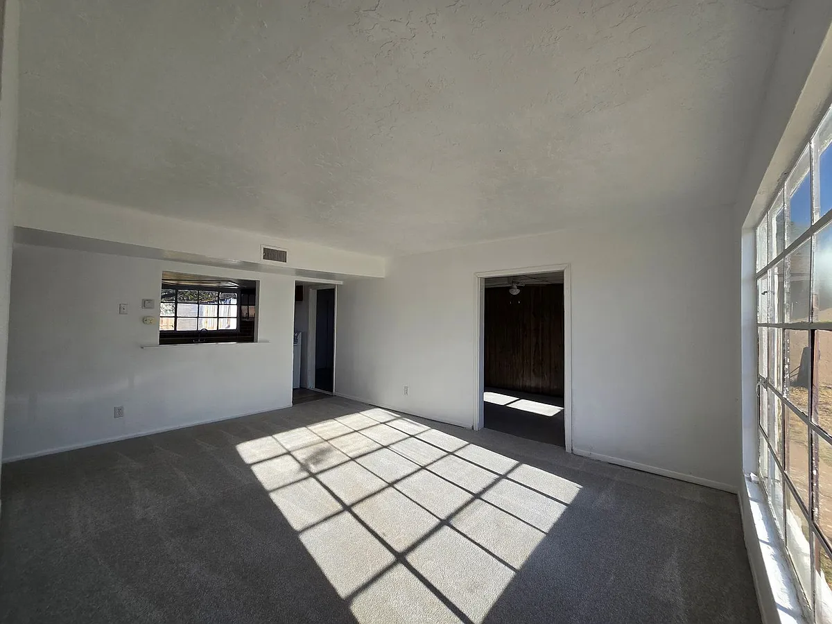 Building Photo - 3012 Las Palomas Rd