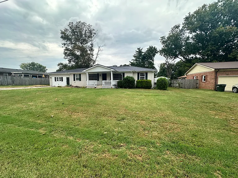 802 Oak Hurst Dr — Photo 1