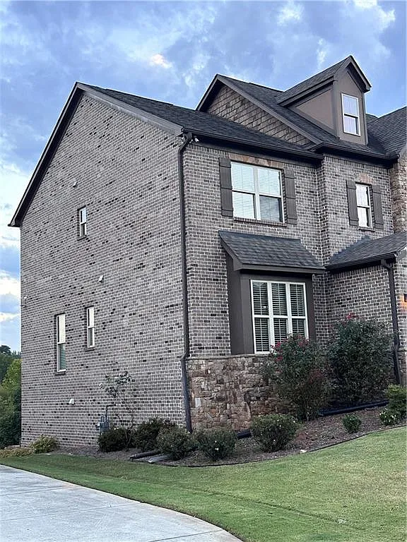 7 bed, 5.5 bath, 5269 sqft, $5,900 — Photo 4
