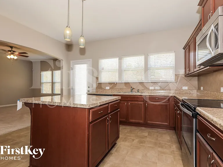8008 April Ln — Photo 5