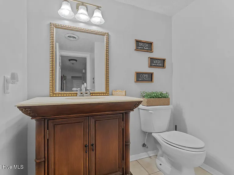 210 E Willowood Ln — Photo 7