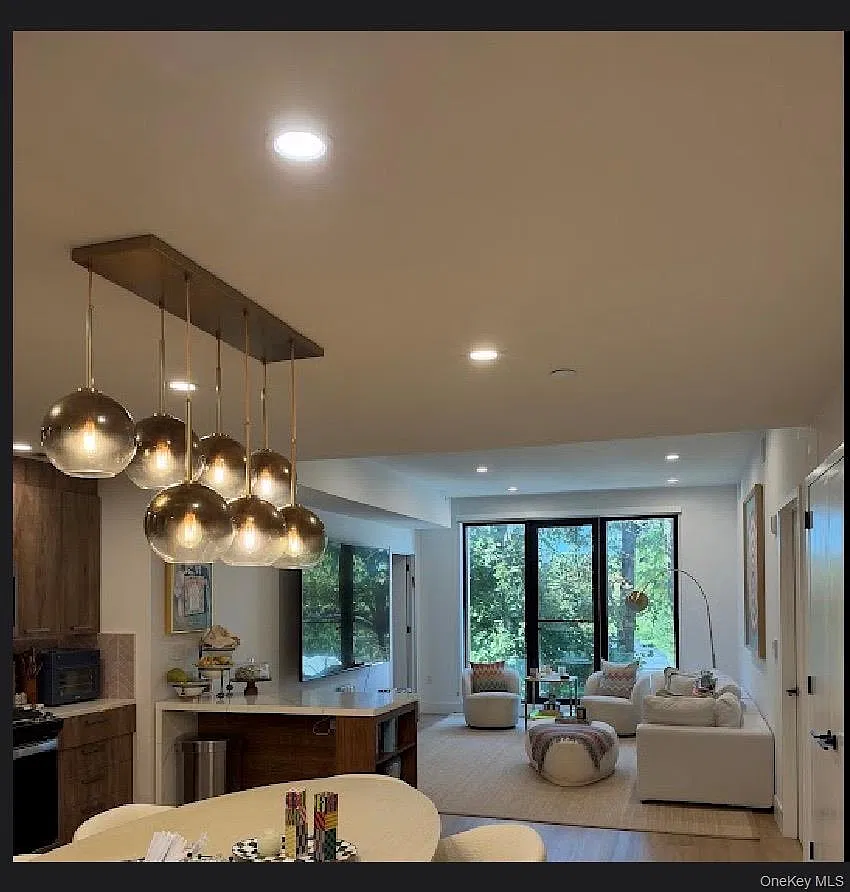 2 bed, 2.0 bath, 1231 sqft, $8,250 — Photo 2