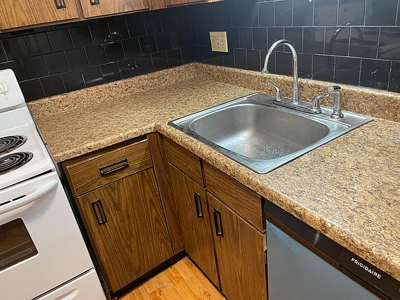 4th image of 9000 N Park Plaza Ct