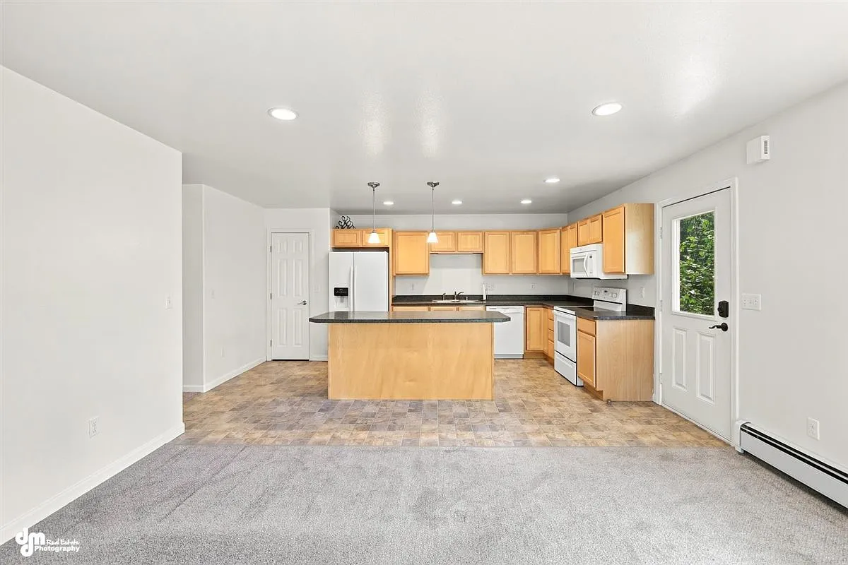 2 bed, 1000 sqft, $1,700 — Photo 3