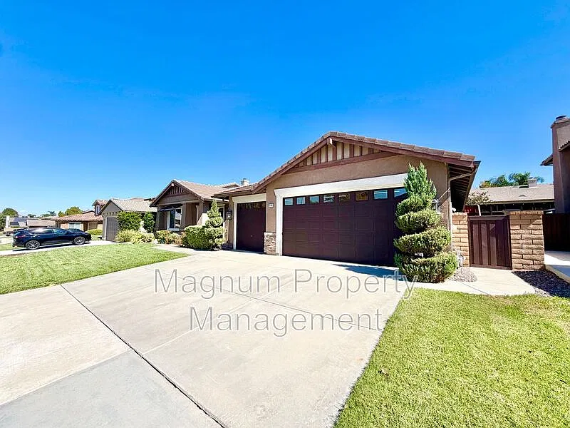4 bed, 2.5 bath, 2596 sqft, $3,450 — Photo 2