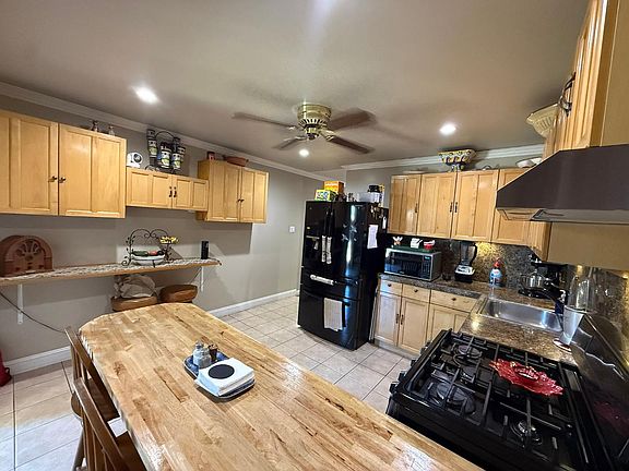 3rd image of 2440 Poplar Dr