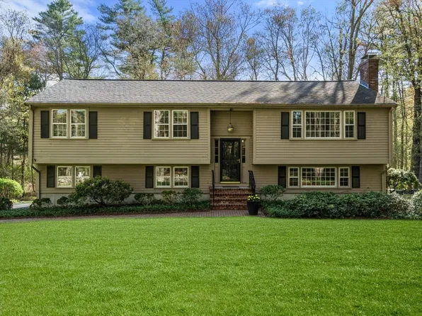 26 Orchard St, Medfield, MA 02052