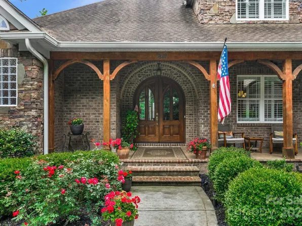 362 Squirrel Ln, Lake Wylie, SC 29710