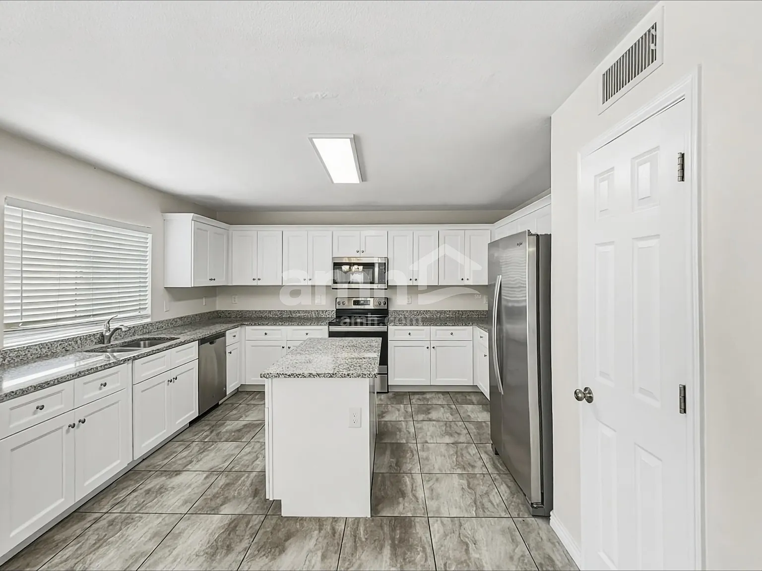 4 bed, 2.5 bath, 2455 sqft, $2,460 — Photo 3