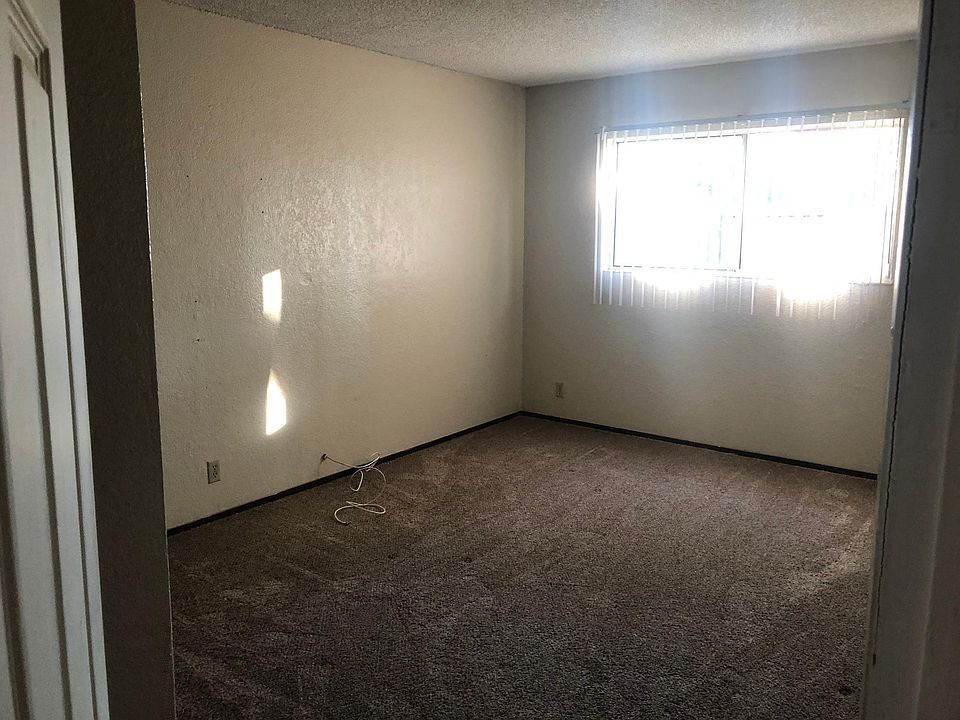 2nd image of 130 Woodbury Cir