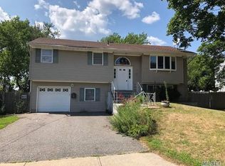 12 Roslyn Ct, East Patchogue, NY 11772