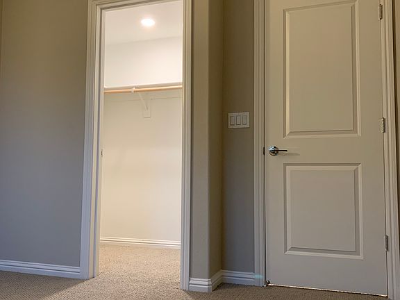 4th image of 617 Blackbury Ln