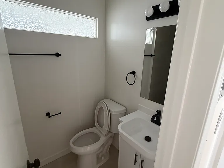 2733 Montrose Ave #7 — Photo 20